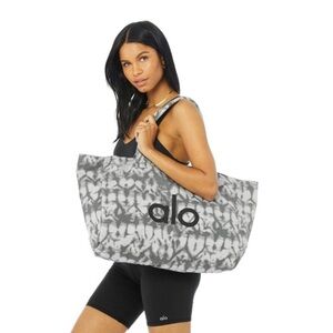 ALO YOGA ONE SIZE FITS ALL TOTE - GREY TIE DYE